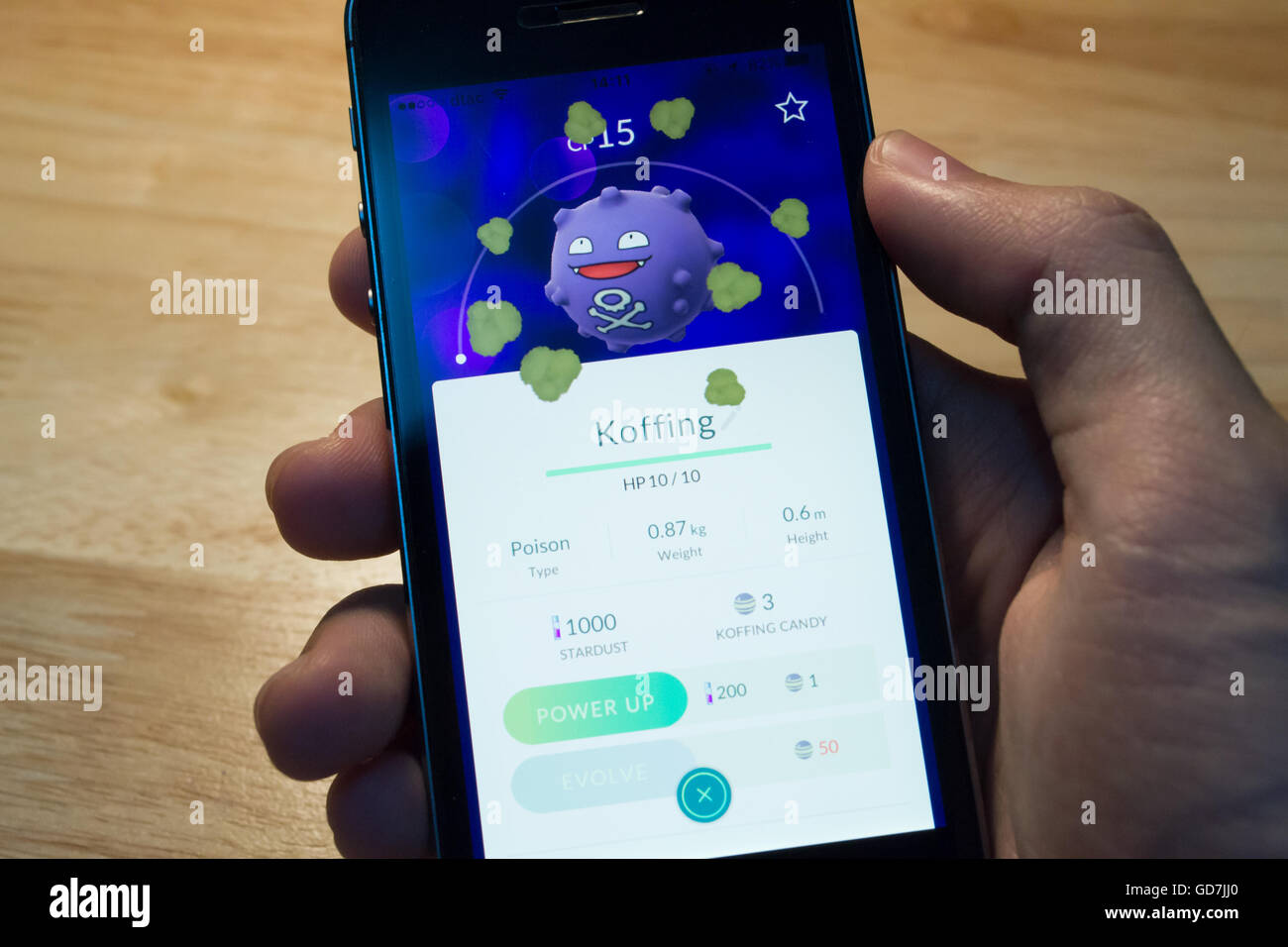 Bangkok, Tailandia - 13 Luglio 2016 : Koffing è stato catturato in Pokemon Go, un popolare gioco basato sulla realtà aumentata. Foto Stock