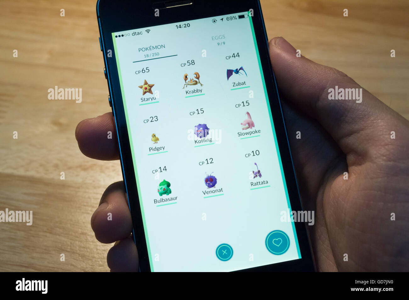 Bangkok, Tailandia - 13 Luglio 2016 : Pokemon Go è un nuovo gioco che ti permette di camminare nel mondo reale per catturare i Pokemon. Foto Stock