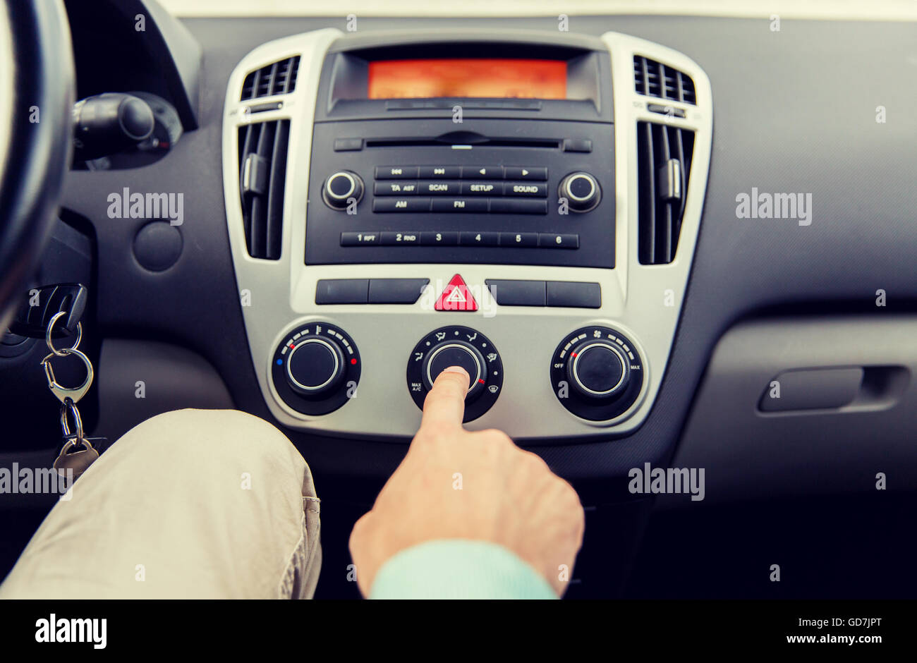 Stretta di mano maschio utilizzando il controllo del clima in auto Foto Stock