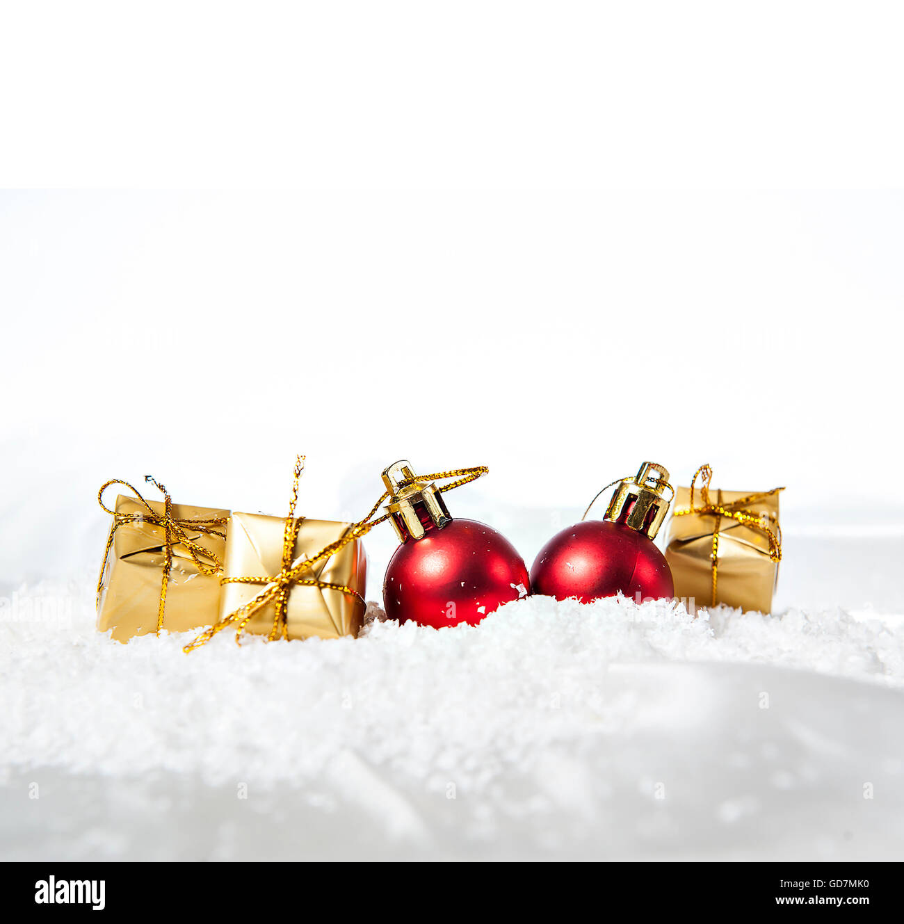 Le palle di Natale e regali nella neve Foto Stock
