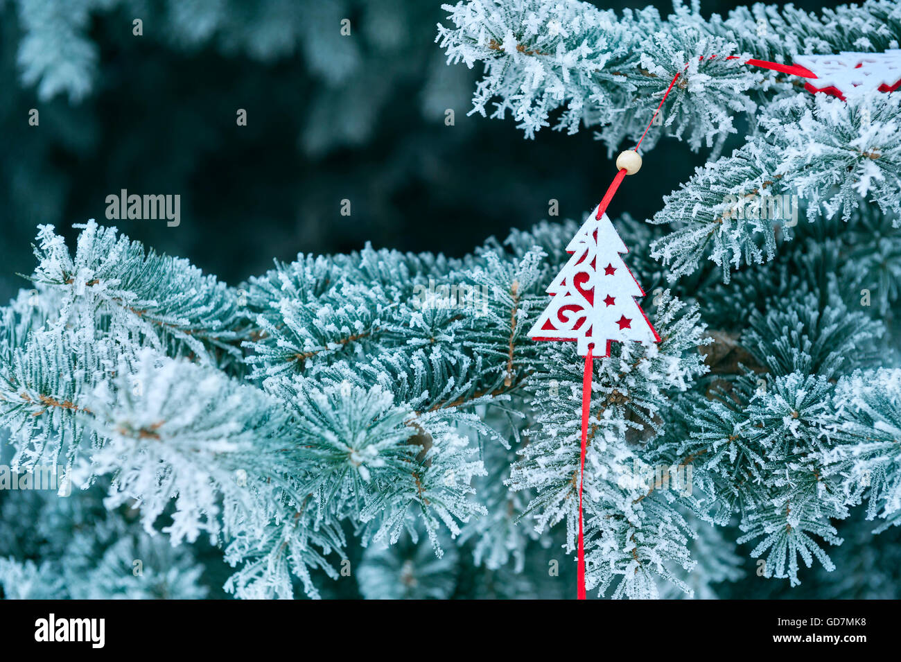 Albero di Natale decorato con neve Foto Stock