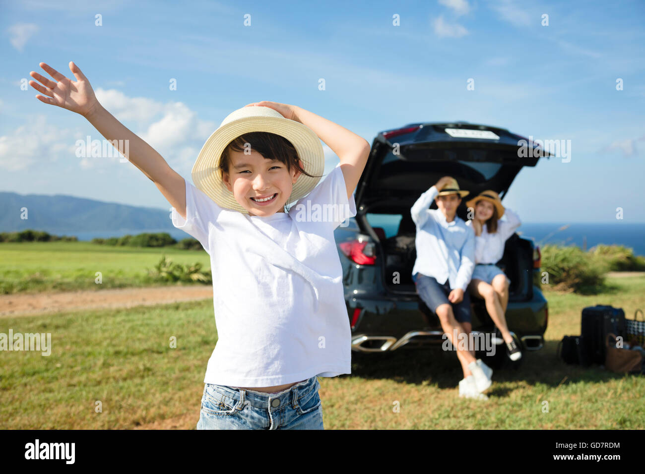 La famiglia felice con la bambina viaggi in automobile Foto Stock