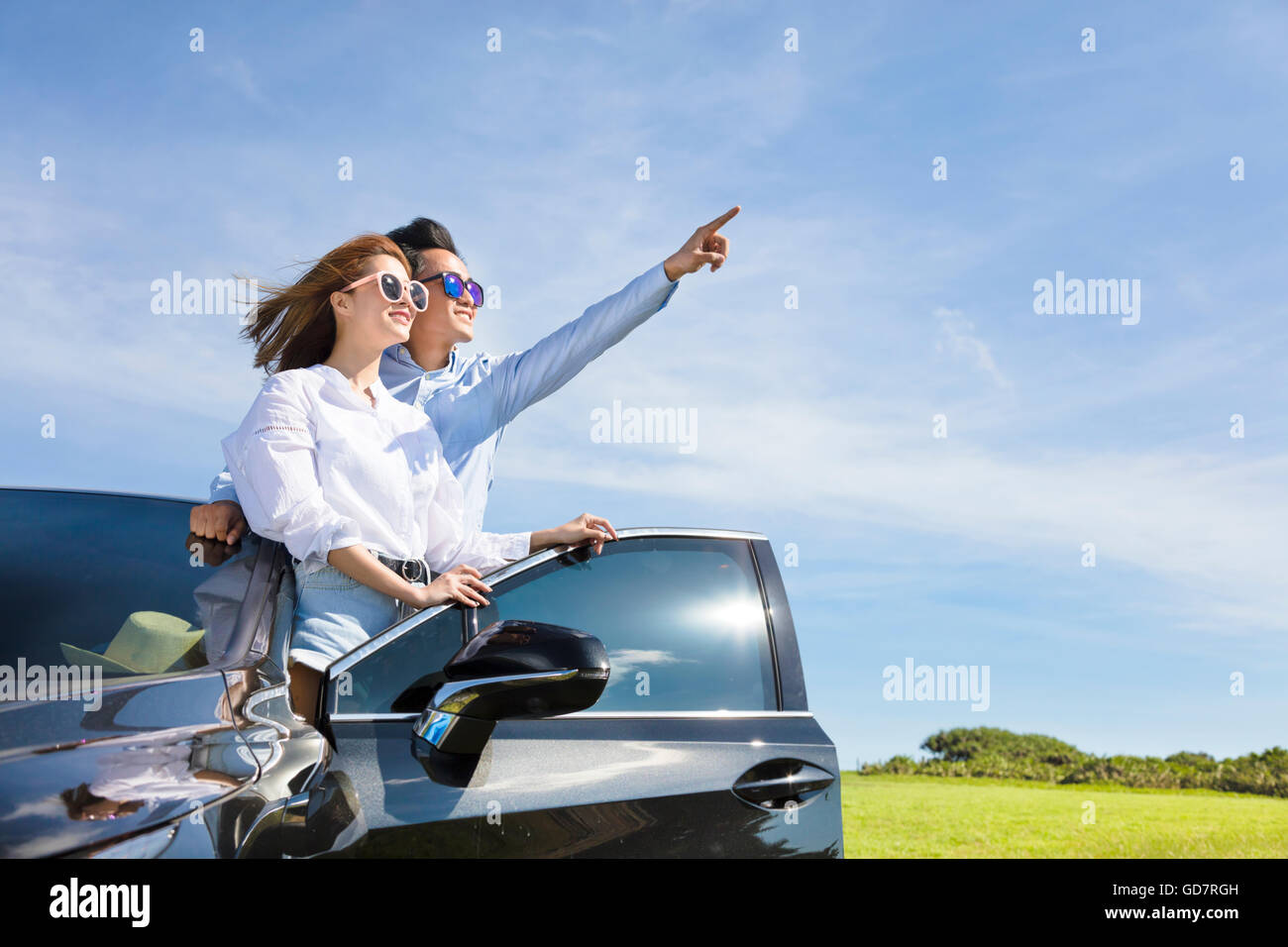Coppia giovane in piedi vicino alla macchina e godetevi la vacanza estiva Foto Stock