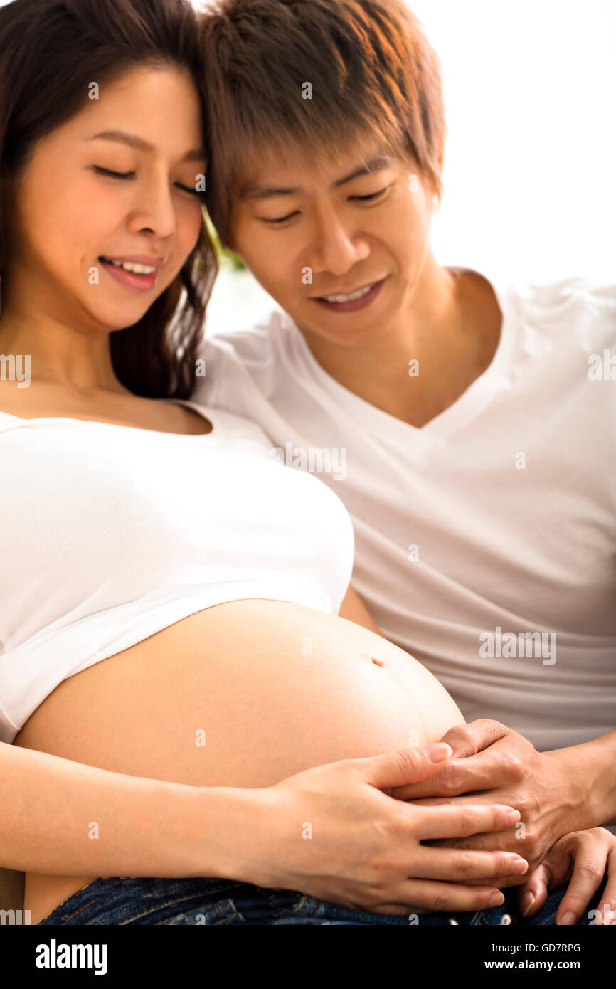 Felice di gravidanza il padre e la madre sono in attesa di un bambino Foto Stock