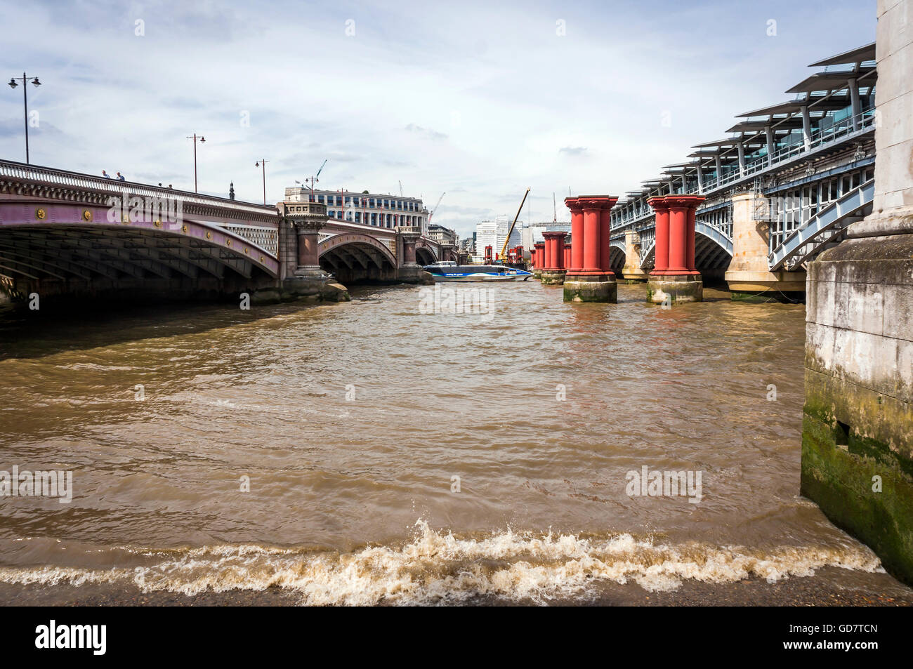 In disuso plinti vittoriano tra il Blackfriars road e ponti ferroviari sul fiume Thames, London, Regno Unito Foto Stock