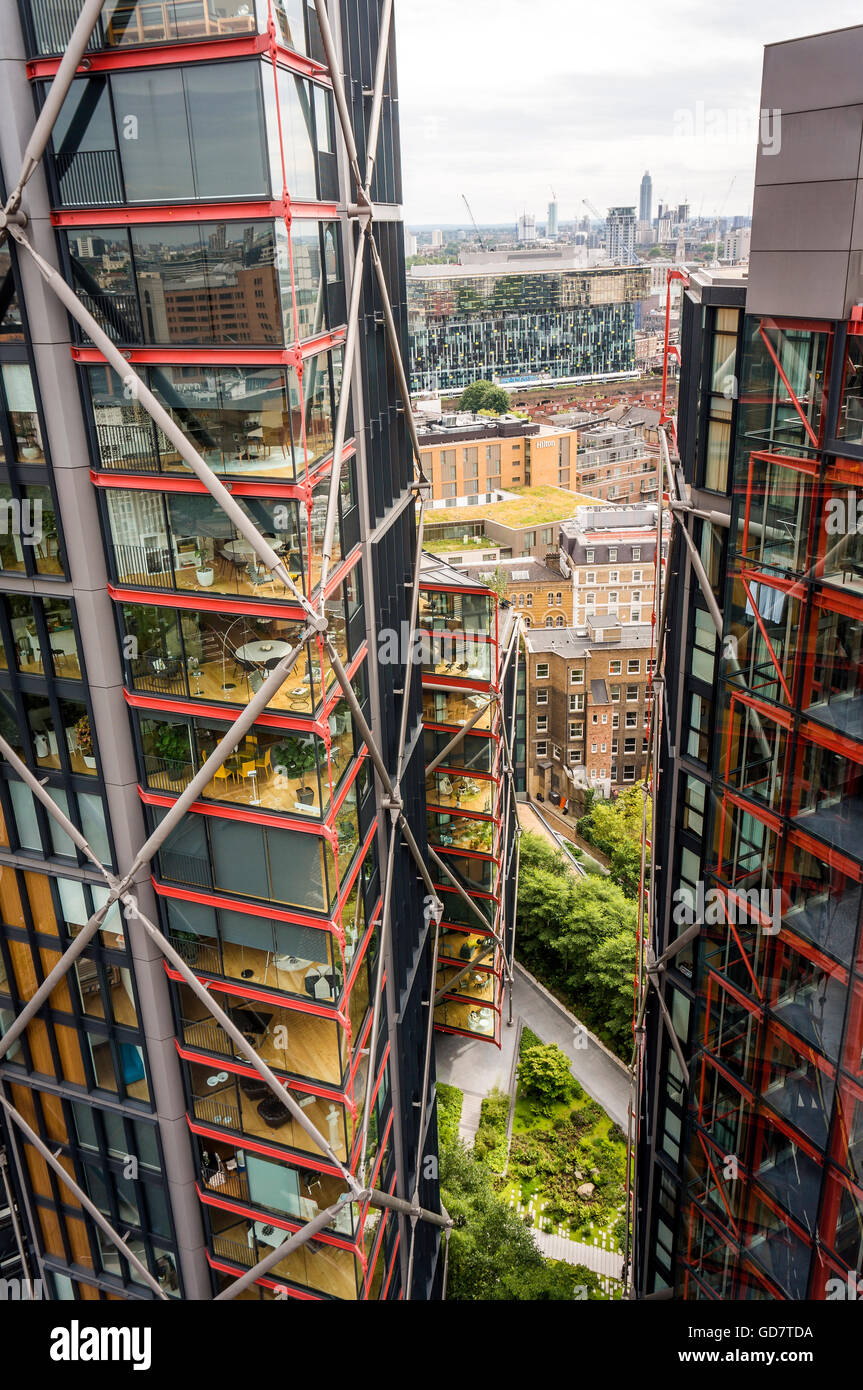 Moderno blocco di appartamenti trascurato dalla nuova Tate Modern extension sulla South Bank di Londra, Regno Unito Foto Stock