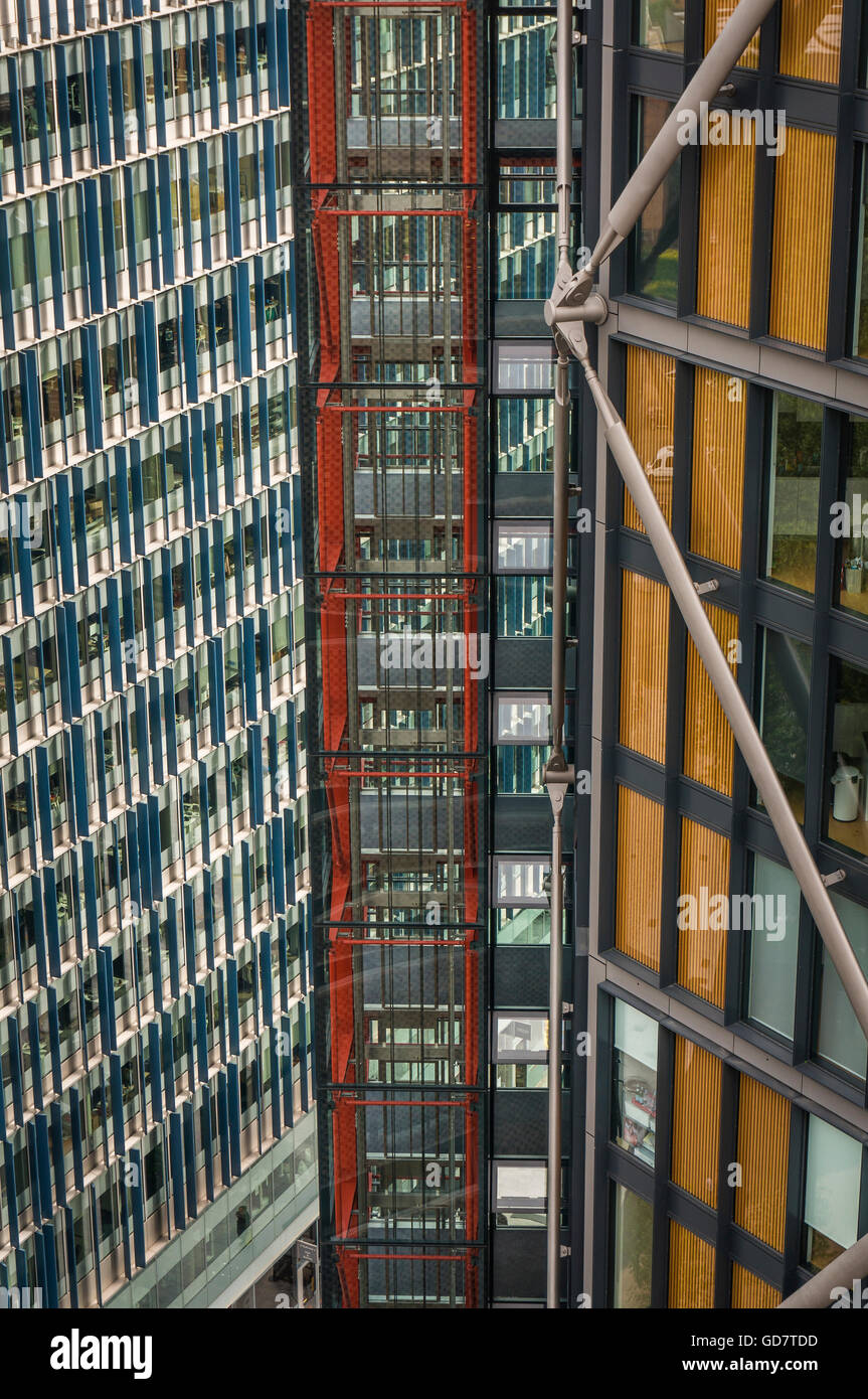 Moderno ed alto edificio di appartamenti e ufficio blocchi sulla South Bank di Londra, Regno Unito Foto Stock