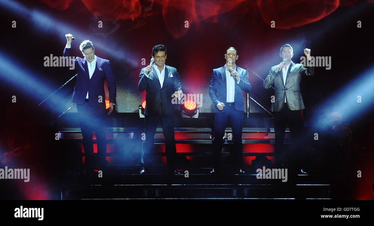 Multinazionale crossover classica gruppo vocale Il Divo esegue in O2 Arena di Praga, Repubblica ceca, 30 maggio 2016. (CTK foto/Veronika Simkova) Foto Stock