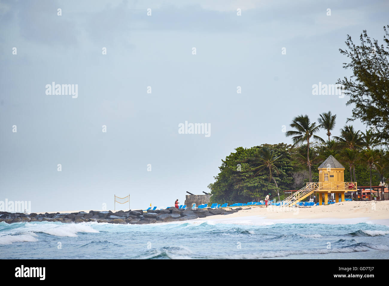 Aree di guarnigione bridgetown beach Golden sands pulire piuttosto Mar dei Caraibi costa sud-ovest vista resort costa Barbados indepen Foto Stock