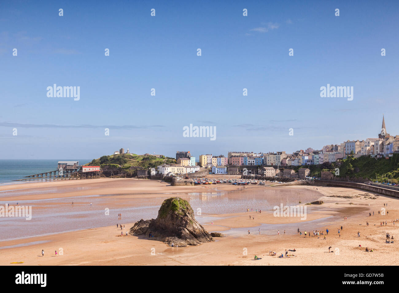 A nord la spiaggia e il porto, Tenby, con la bassa marea, Pembrokeshire, Wales, Regno Unito Foto Stock