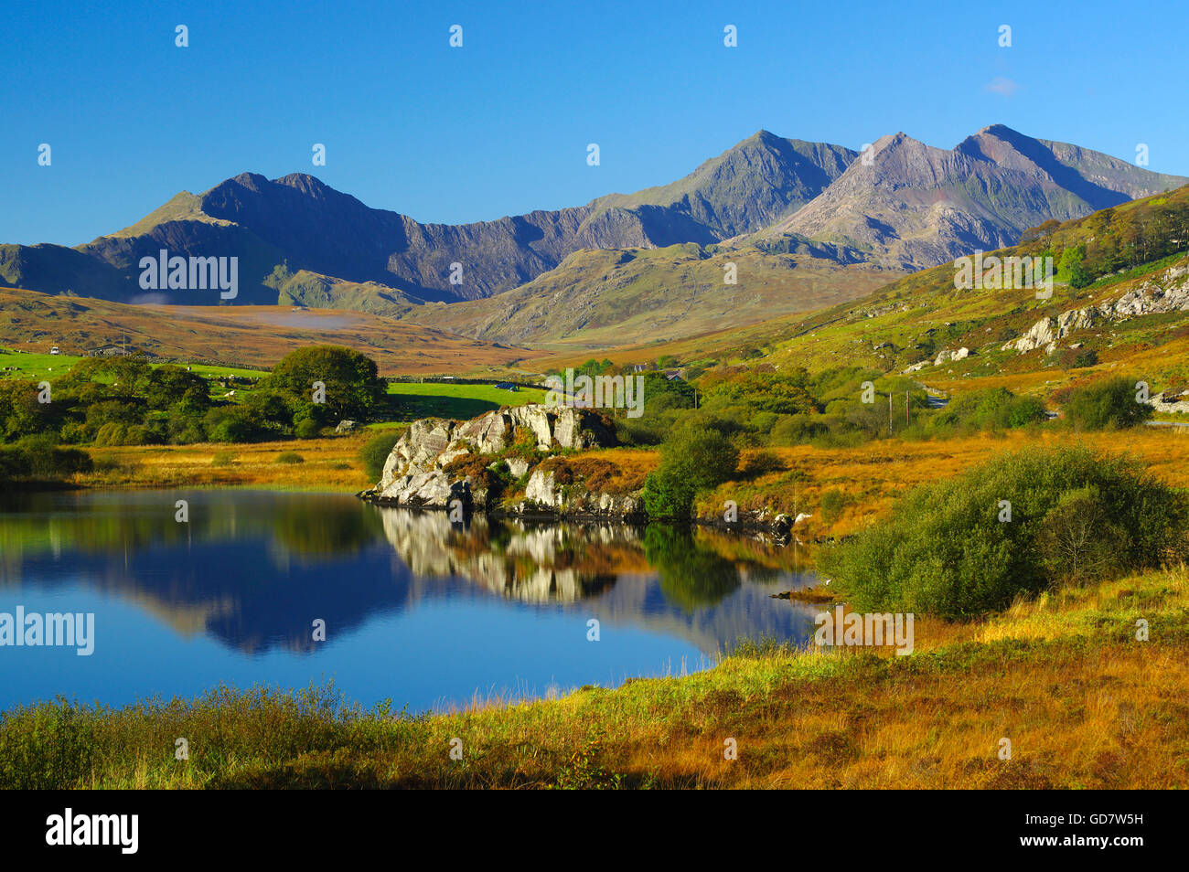 Snowdon Horseshoe visto da Llyn Mymber Capel Curig, Galles del Nord, Regno Unito. Foto Stock