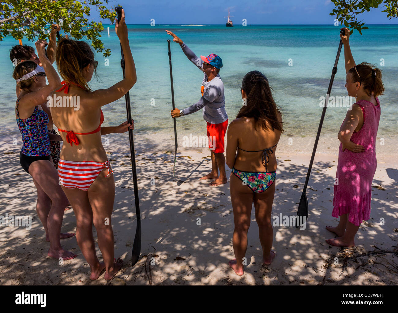 Le persone che stanno imparando a fare Stand Up Paddle Boarding, Surfside Beach, Aruba. Foto Stock