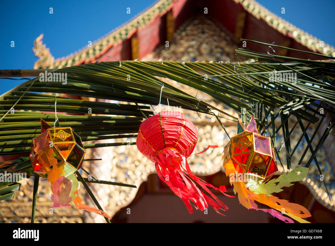 Lampade ad un tempio presso il Loy Krathong Festival nella città di Chiang Mai nel nord della Thailandia in Thailandia in southeastasia. Foto Stock