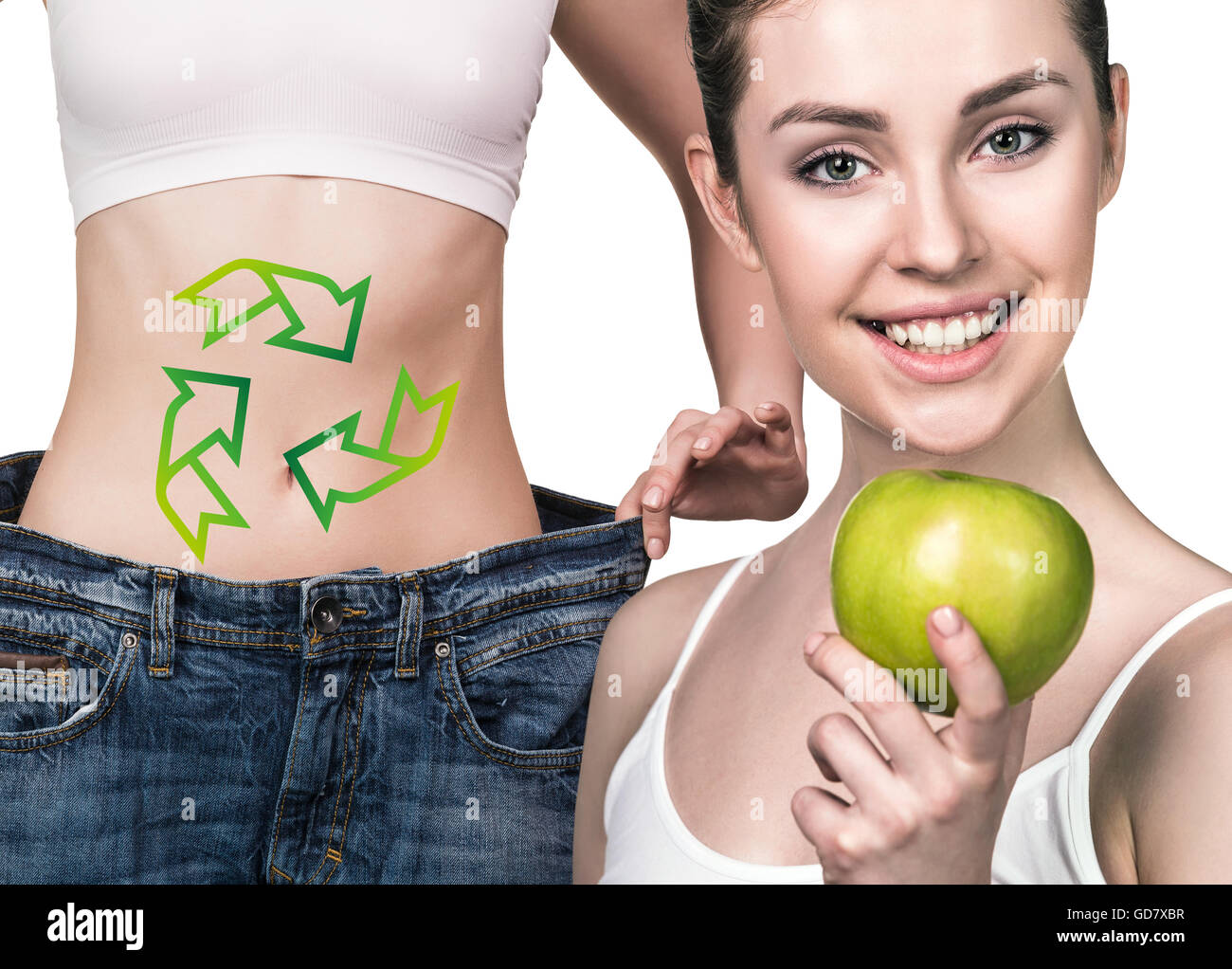 La donna mostra i risultati di una dieta che indossa jeans grandi Foto Stock