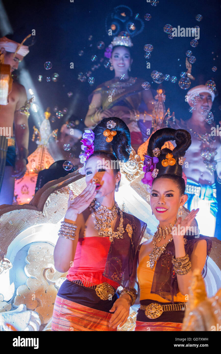Dresst tradizionale persone al Night parade presso il Loy Krathong Festival nella città di Chiang Mai nel nord della Tailandia in thailandi Foto Stock