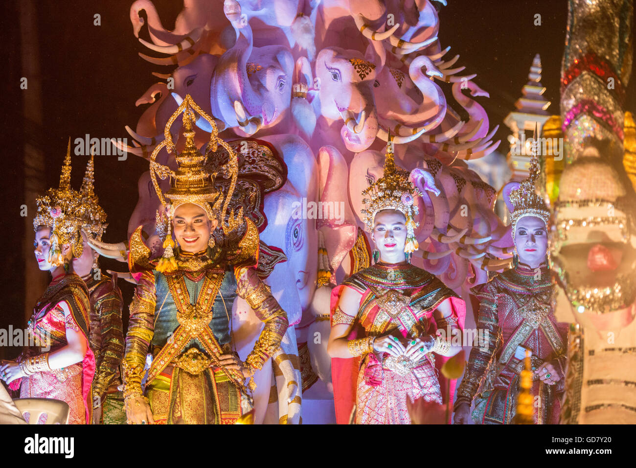 Dresst tradizionale persone al Night parade presso il Loy Krathong Festival nella città di Chiang Mai nel nord della Tailandia in thailandi Foto Stock