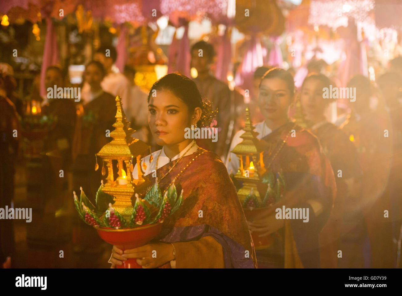Lanterne e dresst tradizionale persone al Night parade presso il Loy Krathong Festival nella città di Chiang Mai nel nord Thail Foto Stock