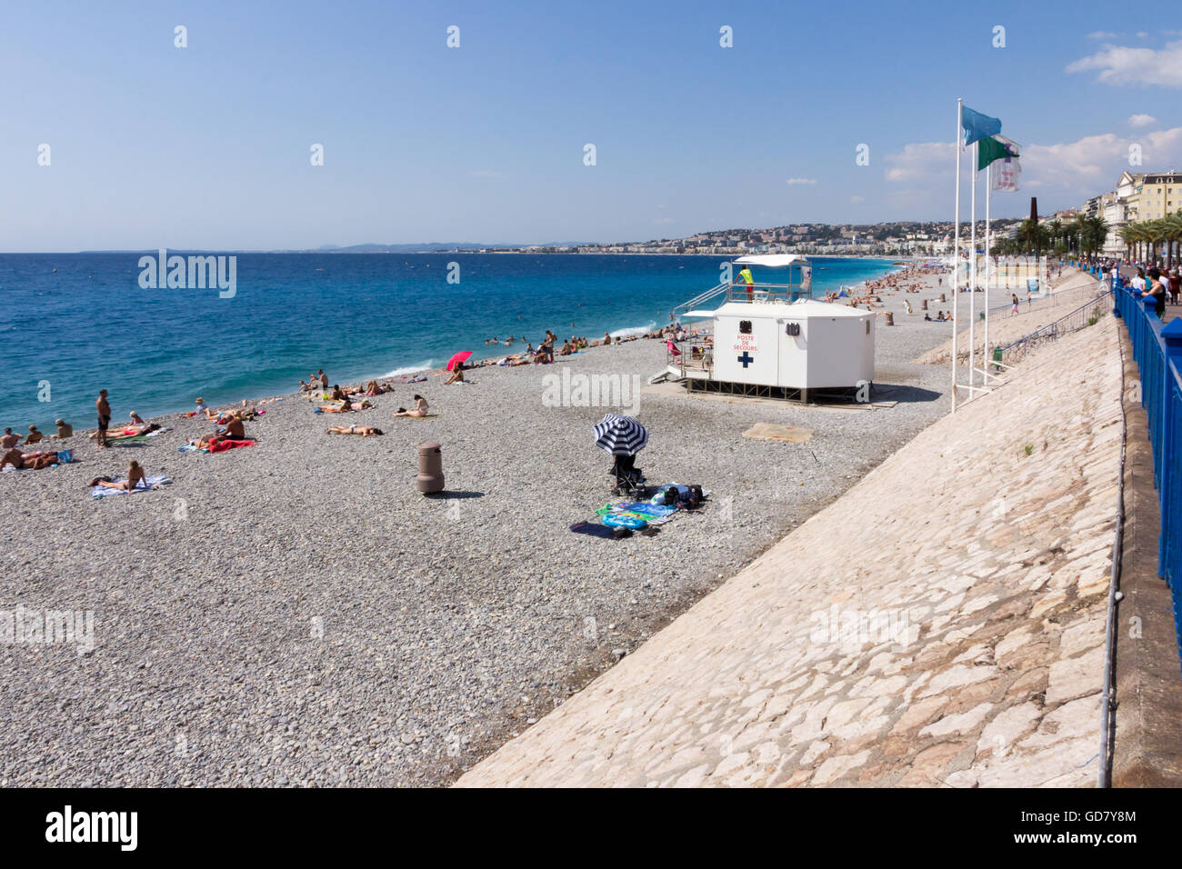 La spiaggia di Nizza Cote D'Azur, in Francia in una giornata di sole Foto Stock