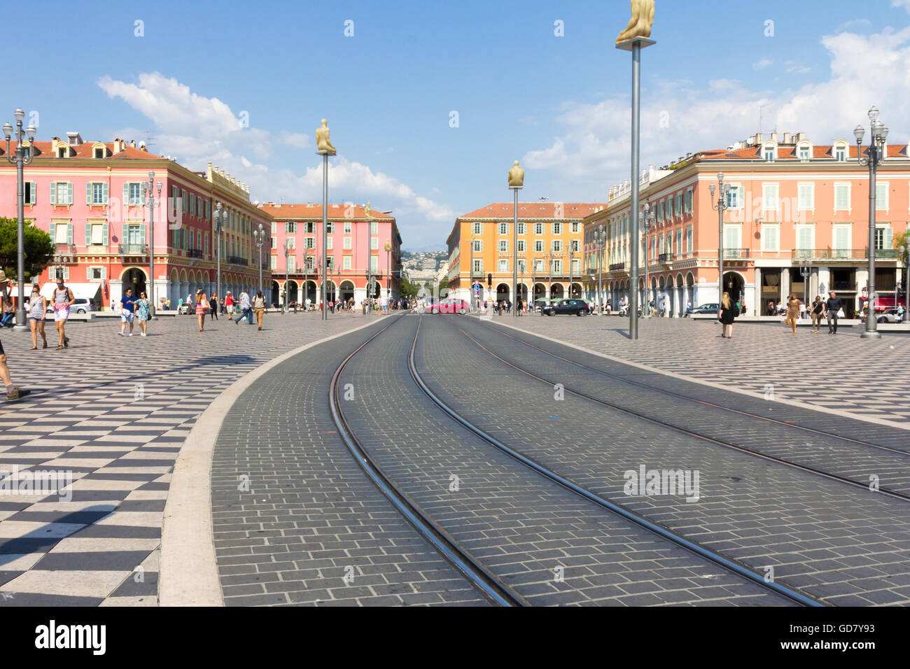 I binari del tram attraverso la Place Massena, a Nizza Foto Stock
