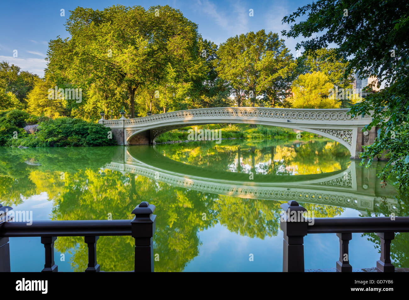 Ponte di prua a Central Park di New York City con Upper West Side edifici residenziali visibile in distanza Foto Stock