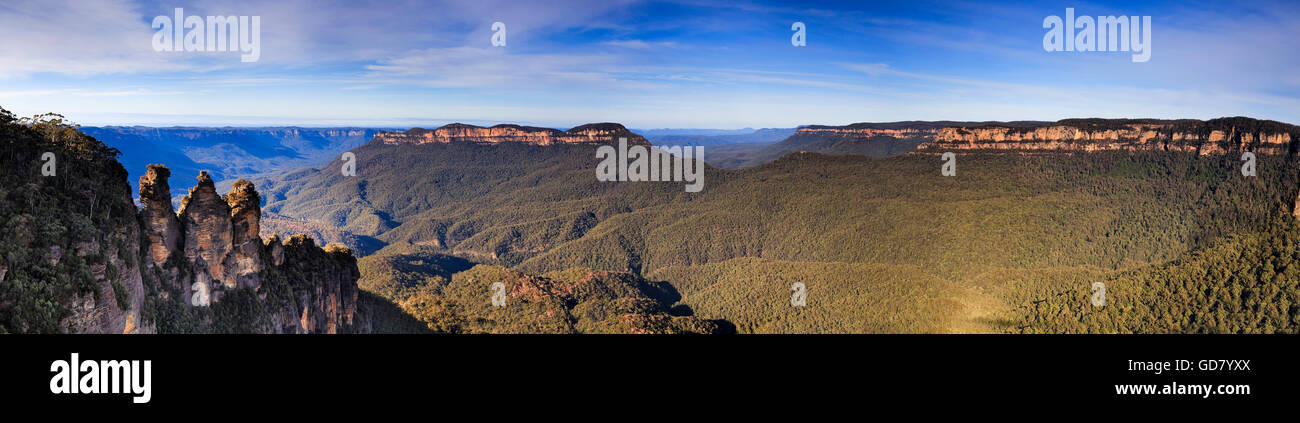 Ampia vista panoramica del Grand Canyon in Blue Mountains, Australia. Da tre sorelle picchi di roccia di pietra arenaria plato Foto Stock