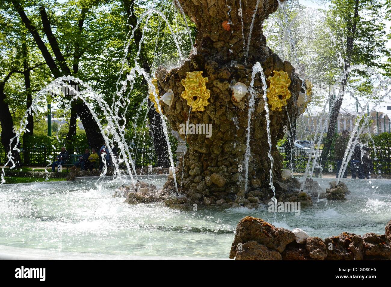 Crown fontana nel giardino estivo, San Pietroburgo Foto Stock