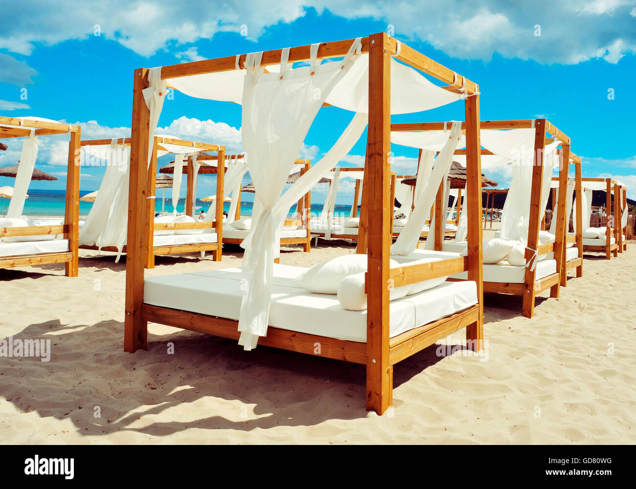 Vista di alcuni letti in un club sulla spiaggia in una spiaggia di sabbia bianca a Ibiza, Spagna Foto Stock