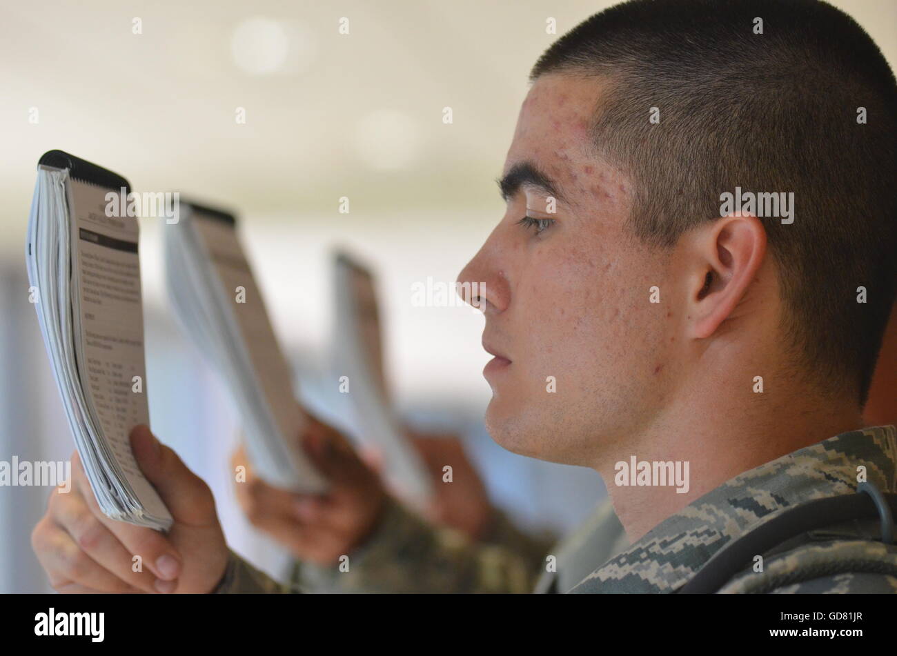 In arrivo una matricola studente noto come doolies legge le Contrails contenente Aria forza conoscenza durante il Basic Cadet Training presso la US Air Force Academy Luglio 11, 2016 in Colorado Springs, Colorado. Il rigoroso di sei settimane cadetto di base del programma di formazione acquaints cadetti con la vita militare prima dell'inizio dell'anno accademico. Foto Stock
