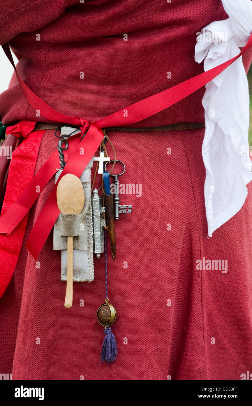 Appendere oggetti da una cinghia di una donna medievale reenactor a Tewkesbury festival medievale 2016, Gloucestershire, Inghilterra Foto Stock