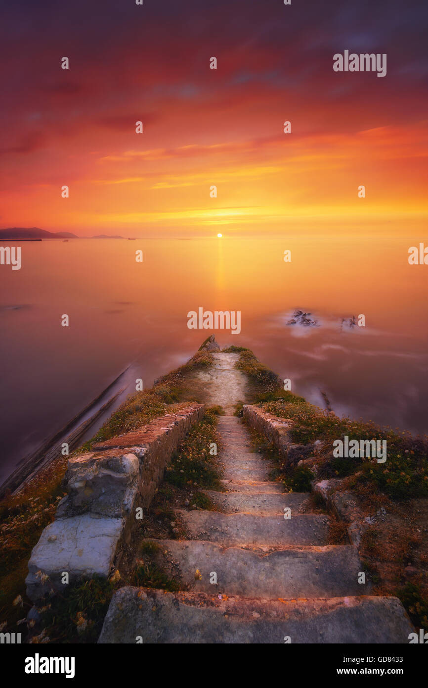 Scale di pietra fino al mare Foto Stock