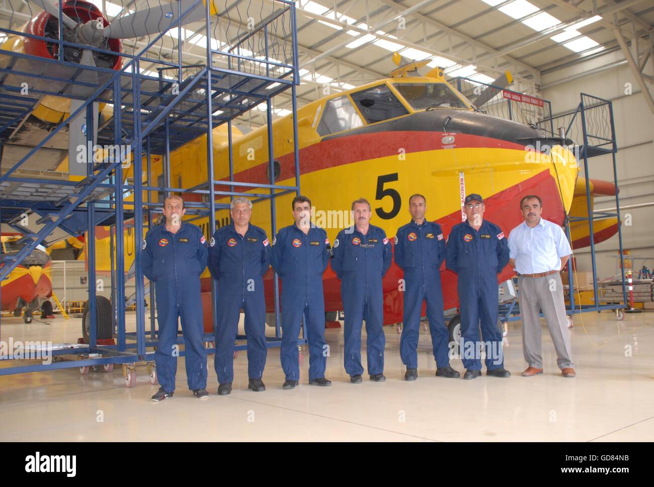 Firefighter aeromobili Canadair CL-215 e manutenzione equipaggio al Turco Associazione aria-THK Etimesgut dell'aeroporto di hangar Foto Stock