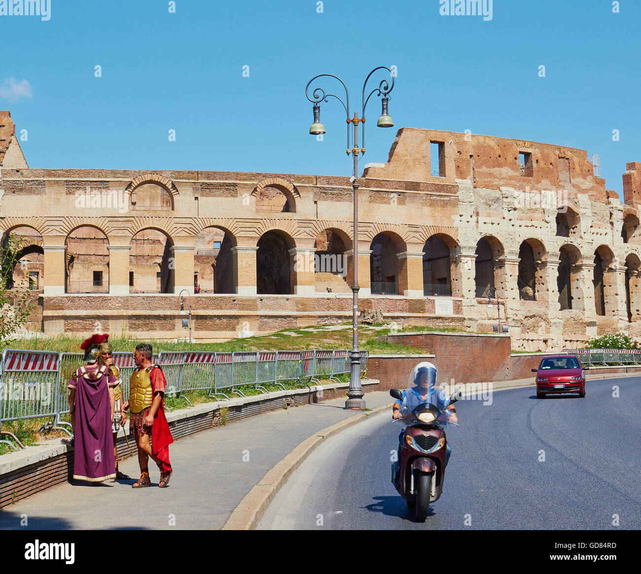 Attori raffiguranti centurioni romani/soldati per fotografie con i turisti, Colosseo, Roma, lazio, Italy Foto Stock