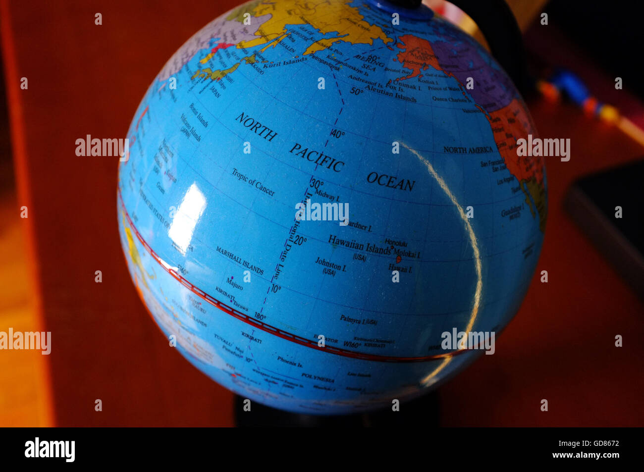 L'Oceano Pacifico settentrionale evidenziato su un bambino's Globe. Foto Stock