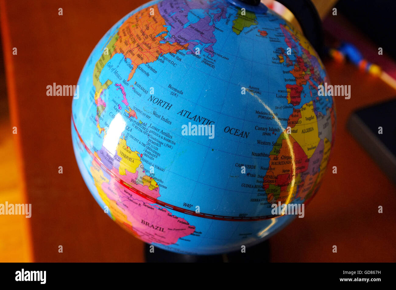 Il Nord Oceano Atlantico evidenziato su un bambino's Globe. Foto Stock