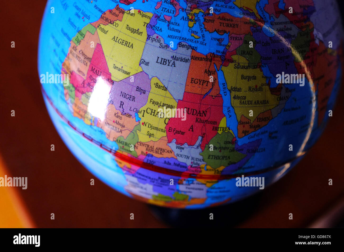 I paesi del Nord Africa ha evidenziato su un bambino's Globe. Foto Stock