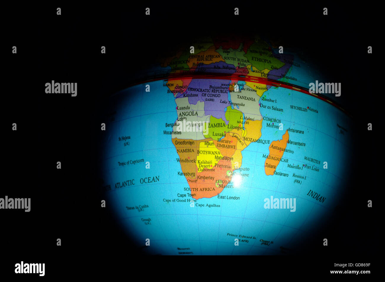 I paesi dell Africa australe ha evidenziato su un bambino's Globe. Foto Stock