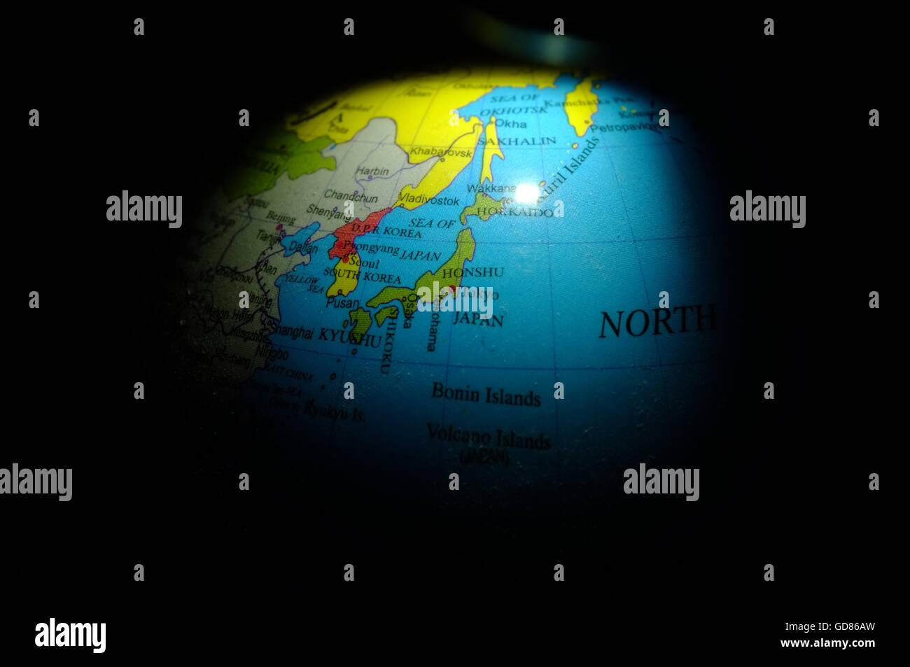 Il countriy del Giappone ha evidenziato su un bambino's Globe. Foto Stock