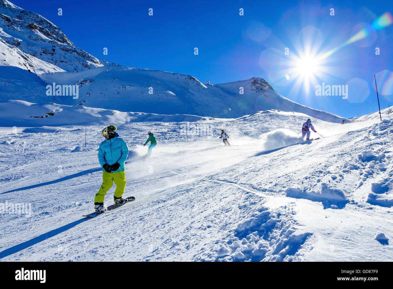 La gente lo sci e lo snowboard in Deux Alpes ski ressort, alpi, Francia Foto Stock