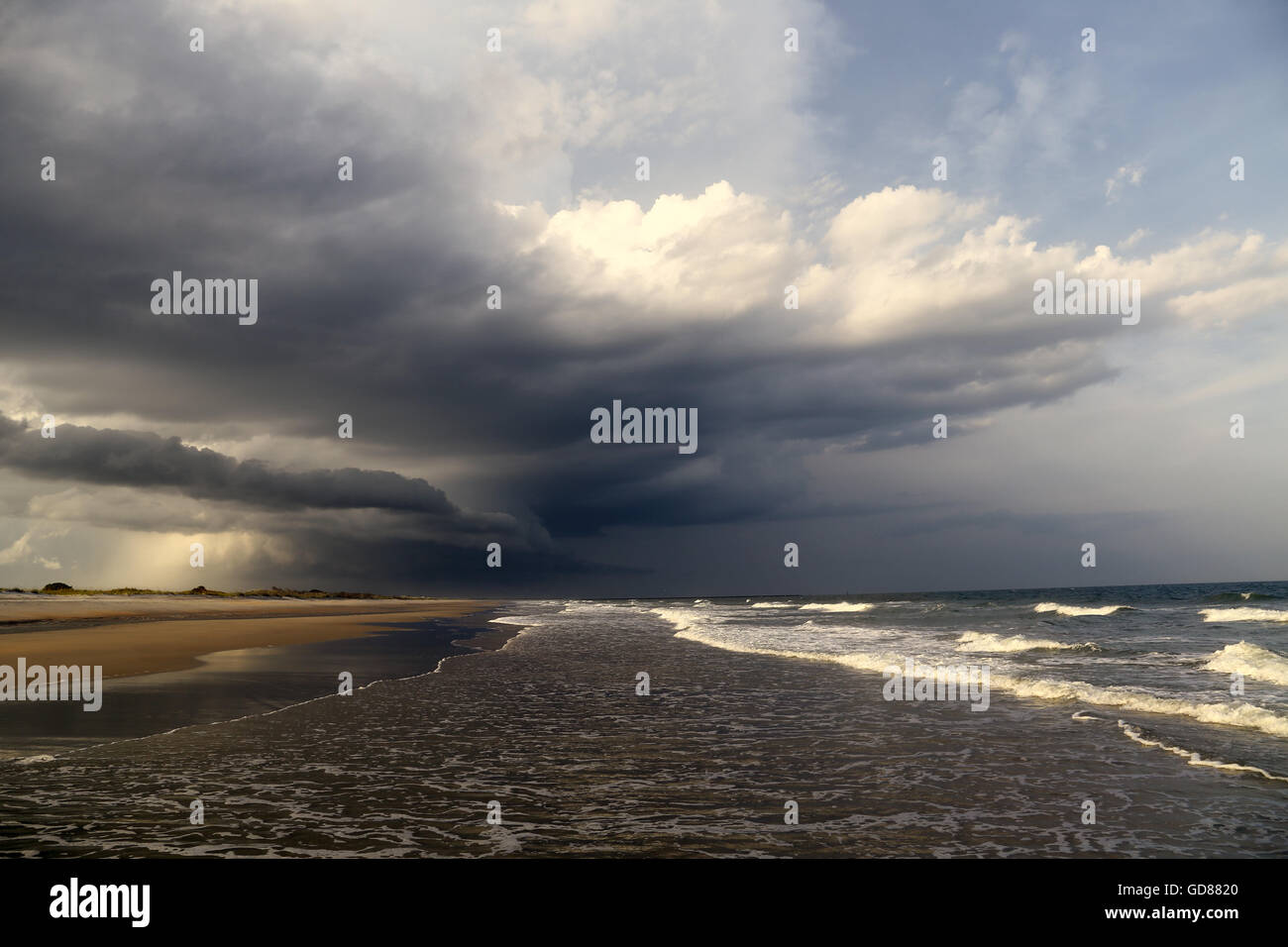 Un temporale rotoli attraverso un Sud Carolina beach. Foto Stock