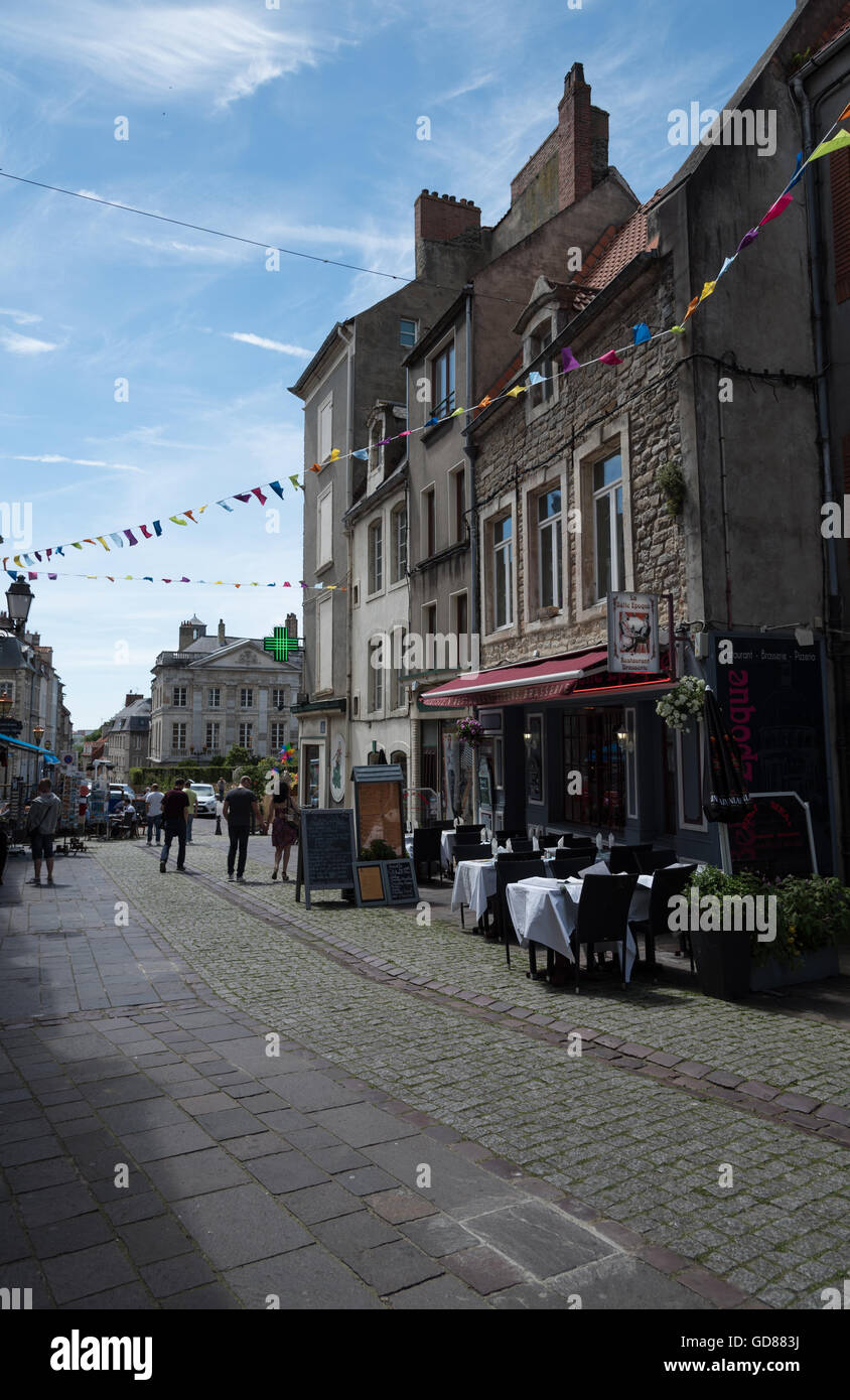 Lazy francese vista guardando verso il basso la Rue de Lille immerso nella luce del pomeriggio. Bunting e cene alfresco. Boulogne-sur-Mer, Francia. Foto Stock