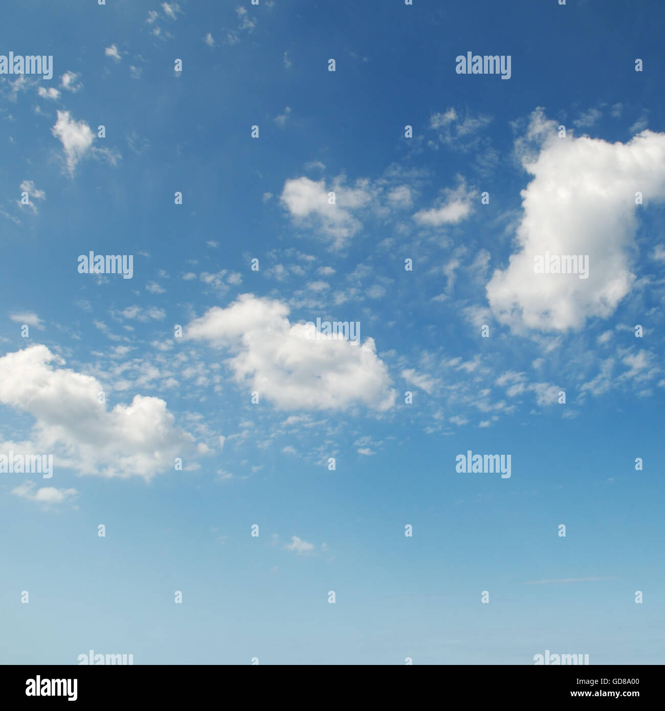 Splendido cielo blu e nuvole bianche Foto Stock