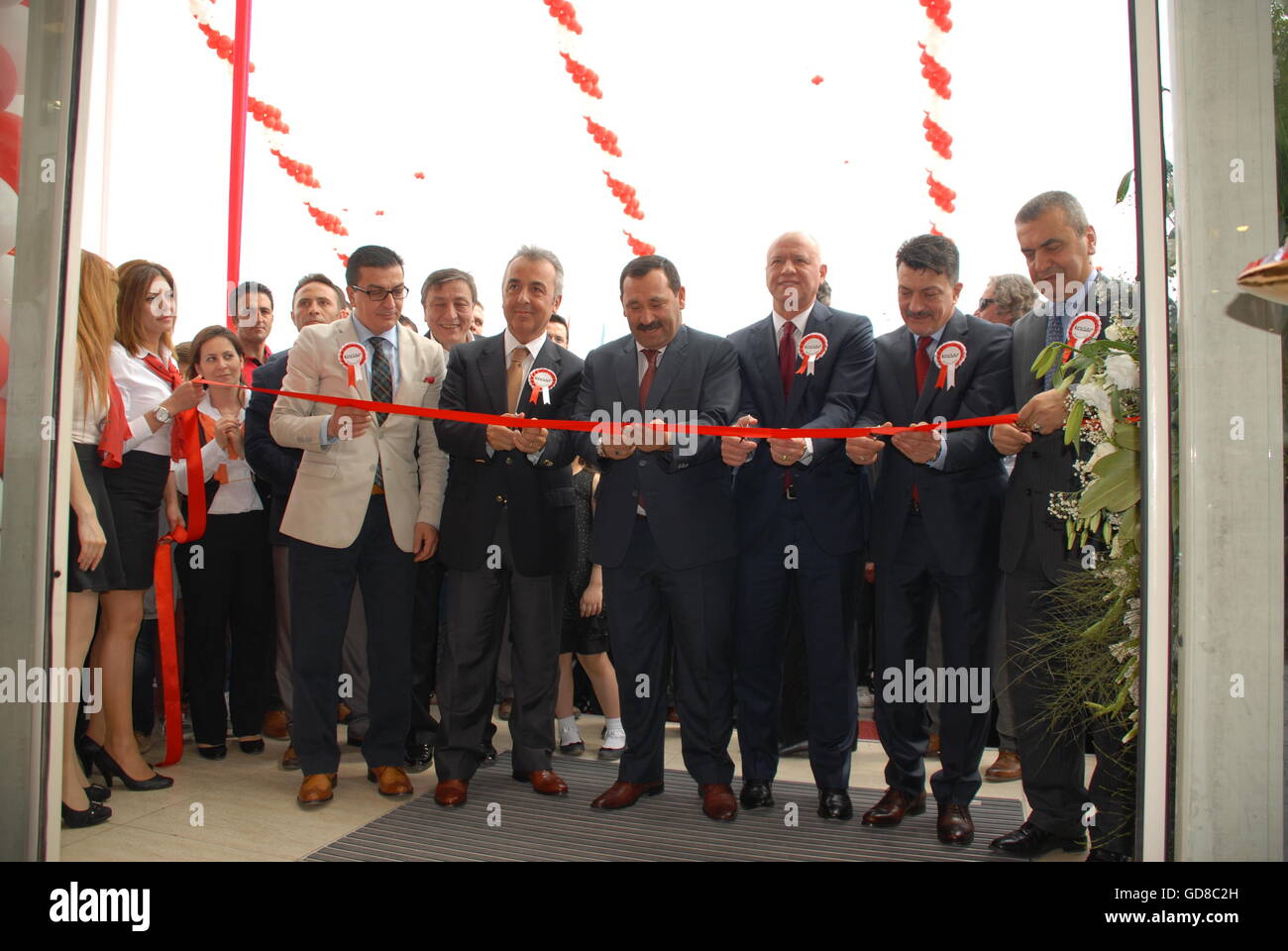 Arcelik CEO Levent Cakir (terza a destra) all'Koclar Arcelik Showroom cerimonia di apertura Foto Stock