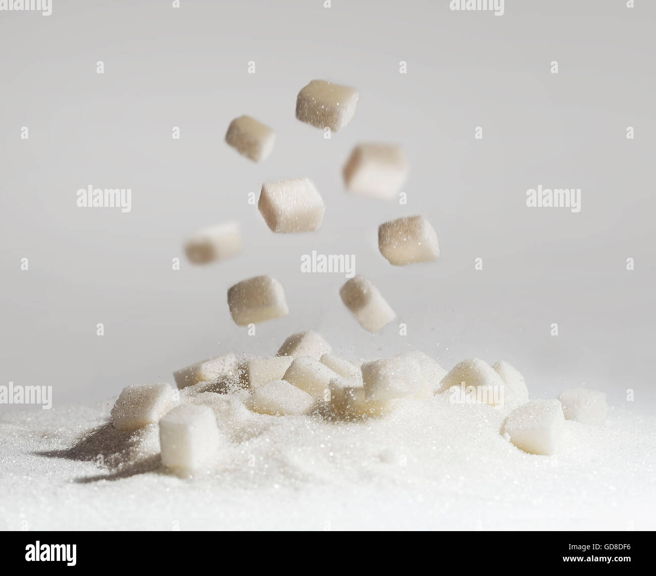 Zolletta di zucchero è caduta su una pila di zucchero. Foto Stock