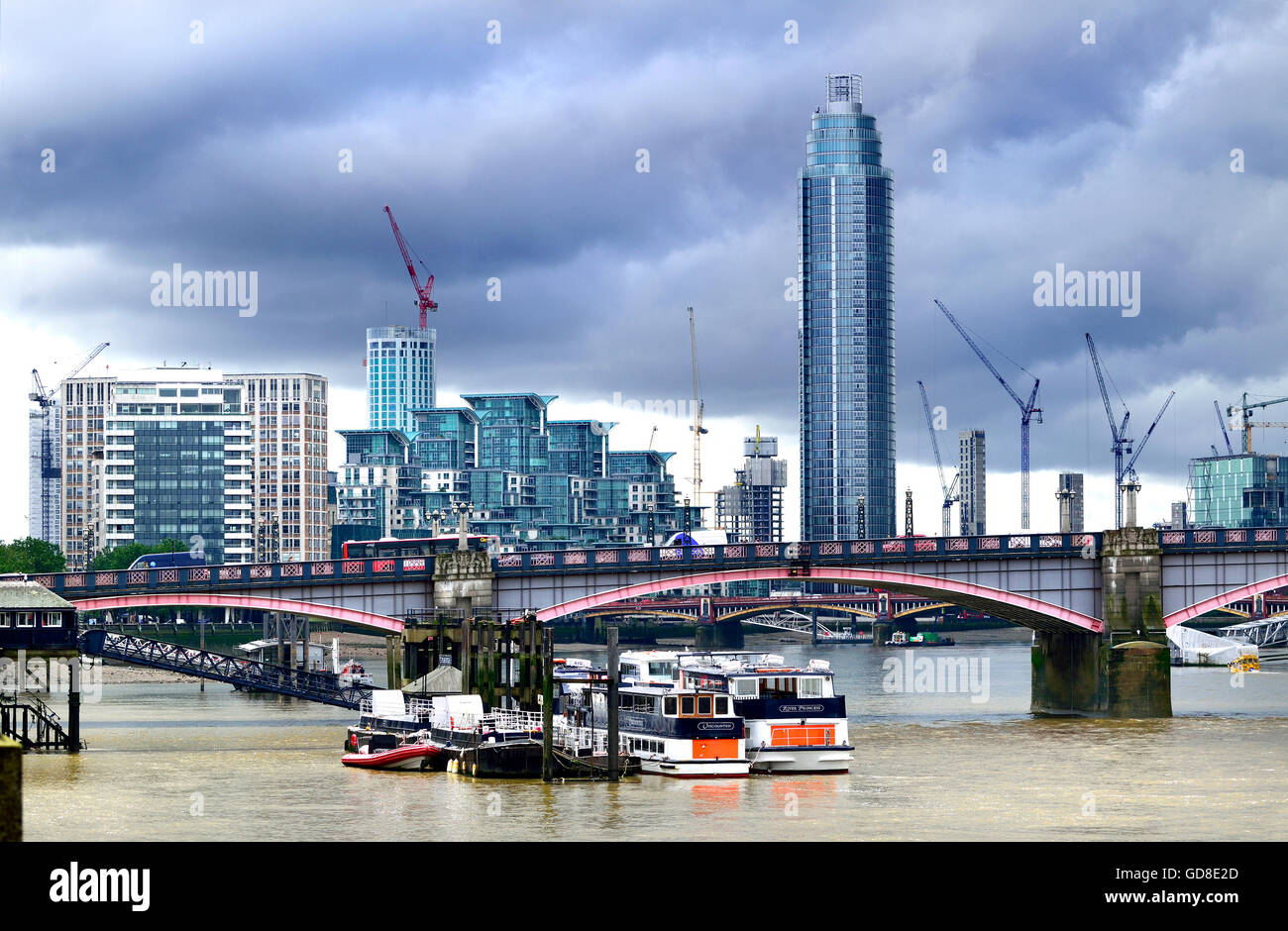 Londra, Inghilterra, Regno Unito. Il fiume Tamigi, Lambeth Bridge, St George's Wharf e St George's Wharf Tower / Torre Vauxhaul Foto Stock