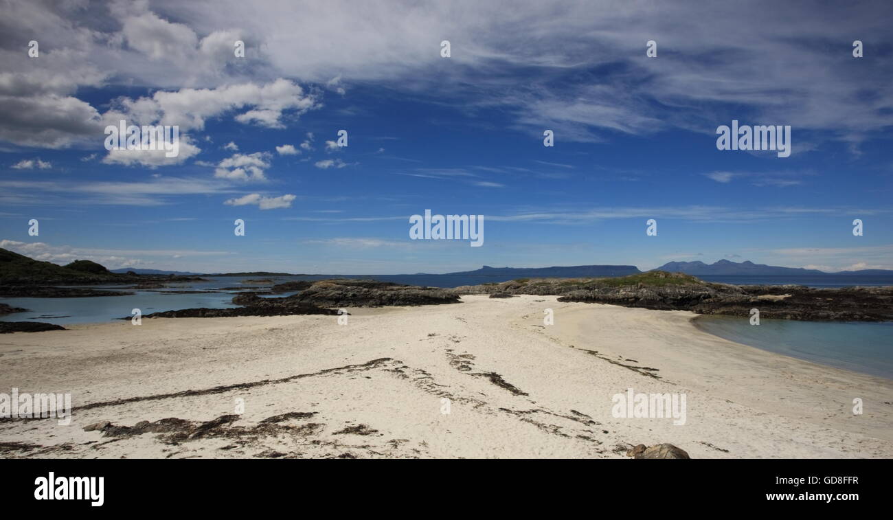 Silver Sands a Portnaluchaig in Arisaig con vedute di Eigg e il Rum. Foto Stock