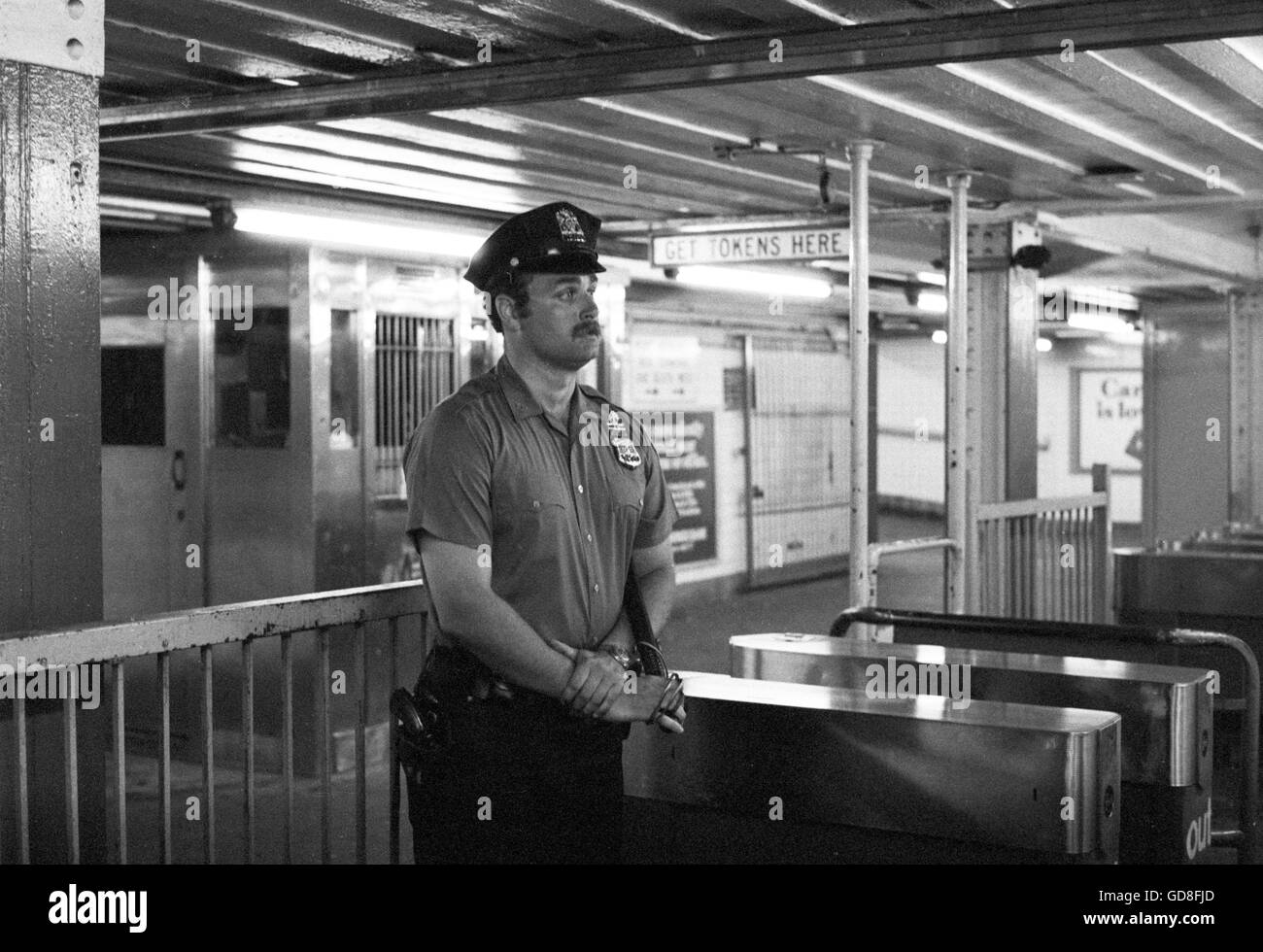 New York City Transit funzionario di polizia in una stazione della metropolitana, 1978. Foto Stock