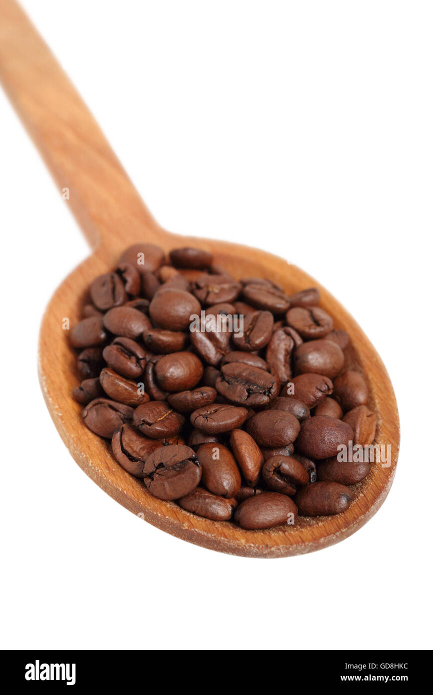 I chicchi di caffè sul cucchiaio di legno. Isolato con percorso di clipping. Foto Stock