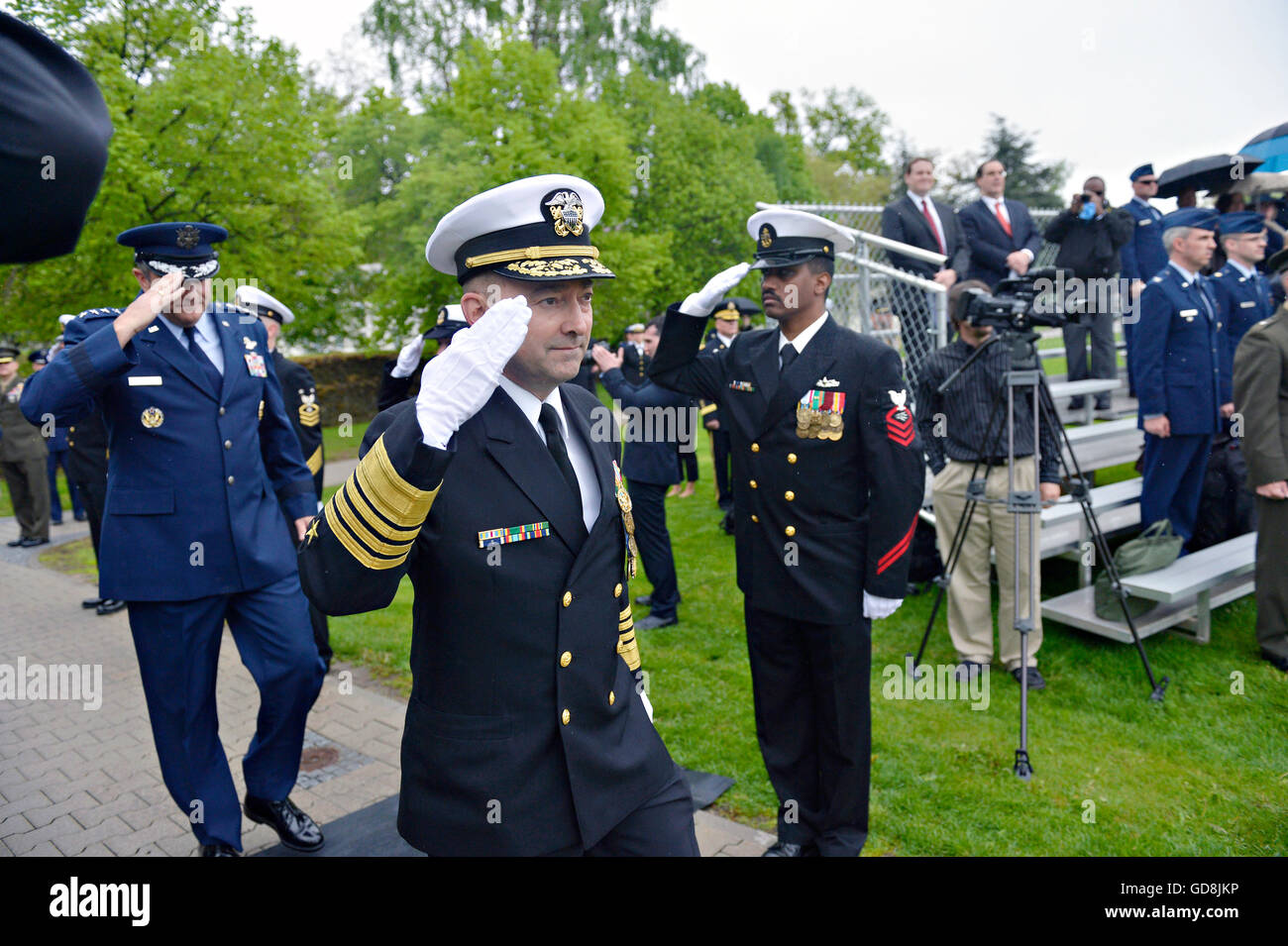 U.S Adm. James Stavridis, Comando europeo e nato il Comandante supremo alleato, saluta come egli arriva per una U.S. Comando europeo del cambiamento di cerimonia di comando tra sé e Air Force Gen. Phillip M. Breedlove a caserma Patch Maggio 10, 2013 in Stuttgart-Vaihingen, Germania. Foto Stock