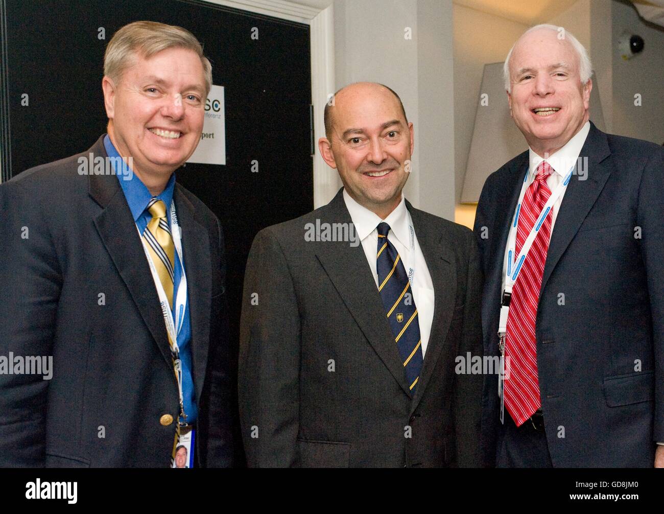 U.S Adm. James Stavridis, Comando europeo e nato il Comandante supremo alleato, centro, pone con i senatori Lindsay Graham e John McCain durante una pausa alla quarantaseiesima in occasione della conferenza di Monaco sulla sicurezza Febbraio 6, 2010 a Monaco di Baviera, Germania. Foto Stock