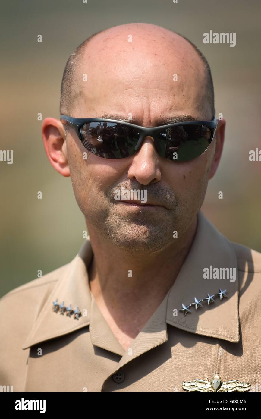 U.S Adm. James Stavridis, Comando europeo e nato il Comandante supremo alleato, durante una visita alla KFOR Luglio 29, 2009 a Pristina, in Kosovo. Foto Stock